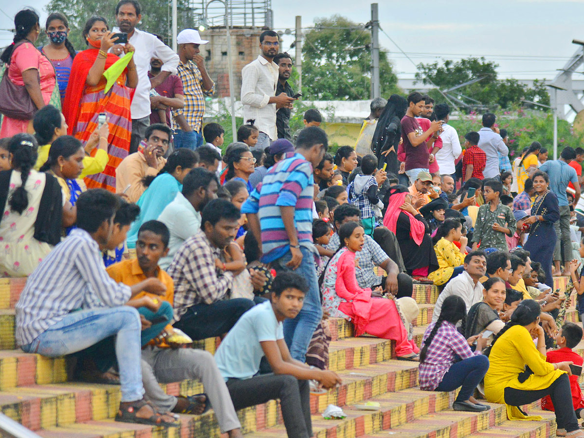 People rush to Prakasam barrage to watch floodwaters Photo Gallery - Sakshi4