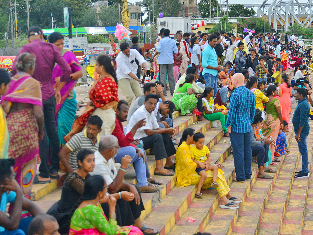 People rush to Prakasam barrage to watch floodwaters Photo Gallery - Sakshi5