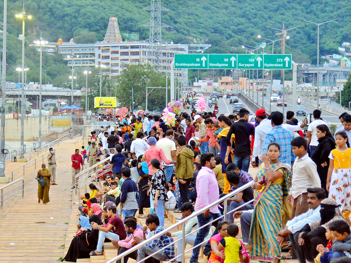 People rush to Prakasam barrage to watch floodwaters Photo Gallery - Sakshi7