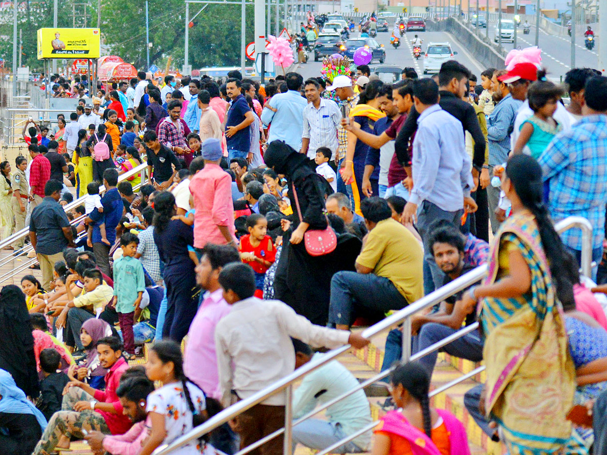 People rush to Prakasam barrage to watch floodwaters Photo Gallery - Sakshi8