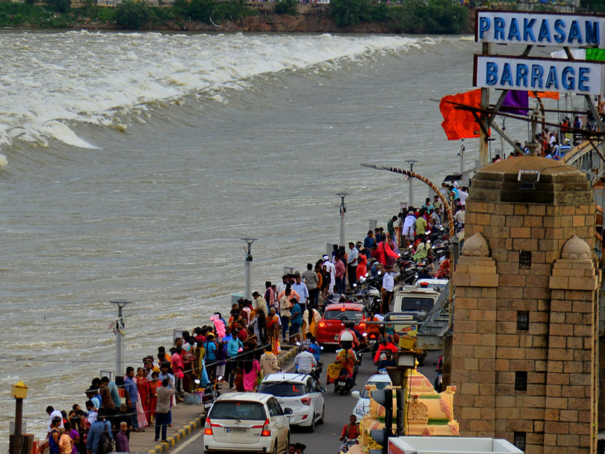 People rush to Prakasam barrage to watch floodwaters Photo Gallery - Sakshi1