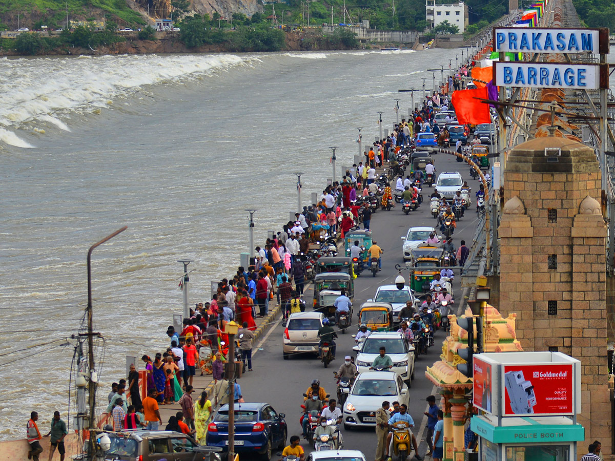 People rush to Prakasam barrage to watch floodwaters Photo Gallery - Sakshi9