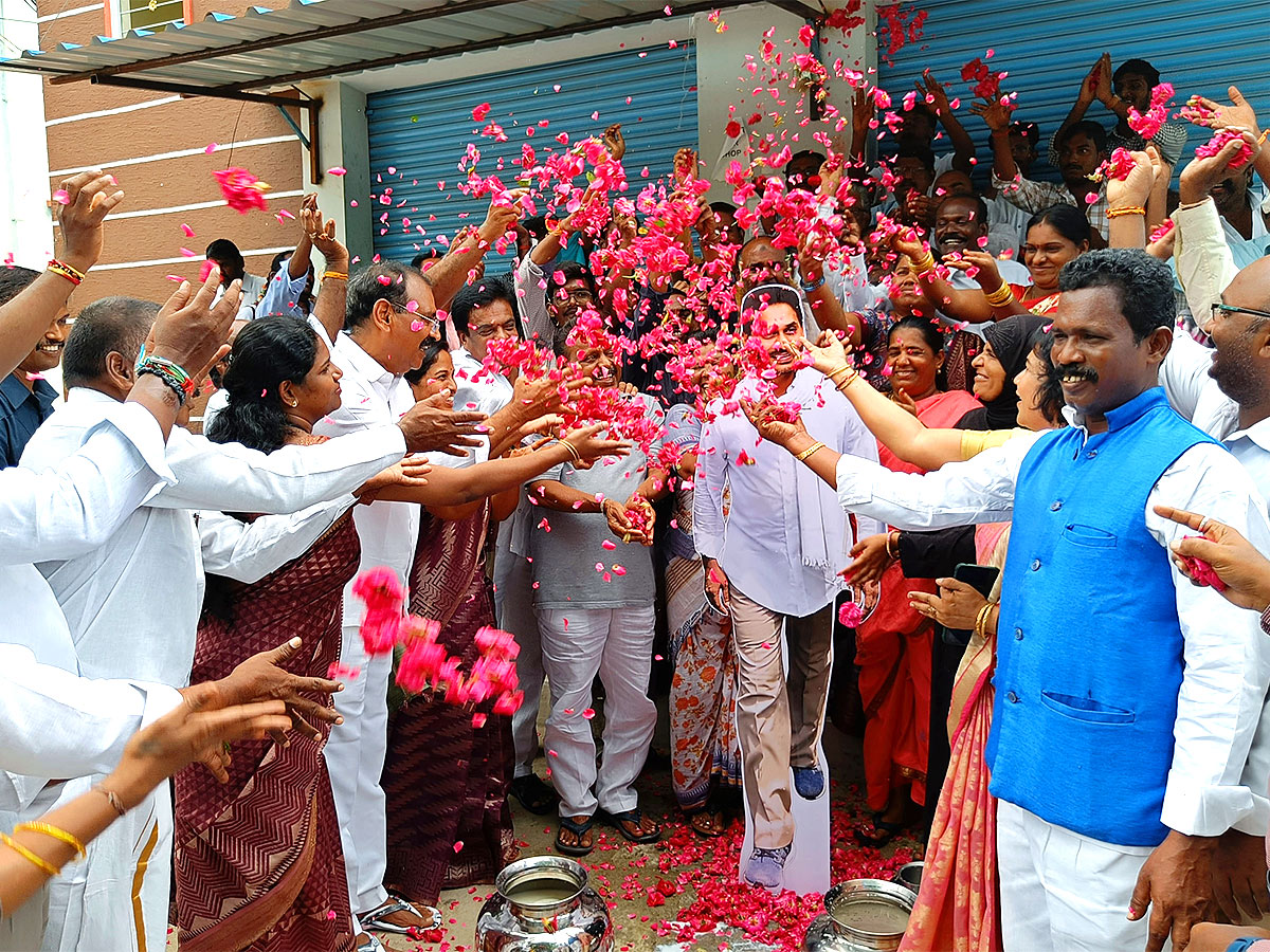 YSR Kalyanamasthu Shaadi Thofa Milk Shower To CM Jagan Photos - Sakshi1