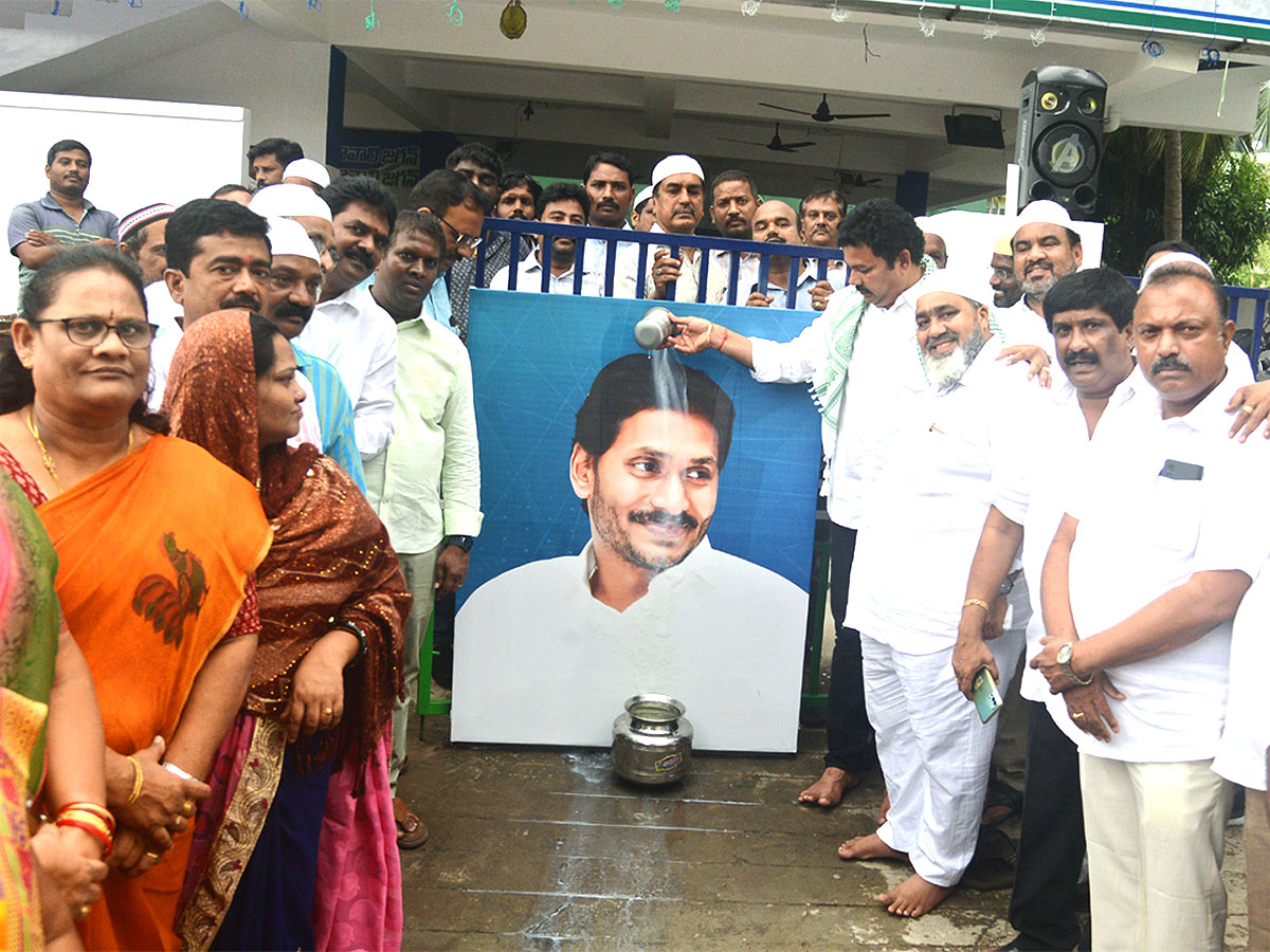 YSR Kalyanamasthu Shaadi Thofa Milk Shower To CM Jagan Photos - Sakshi13