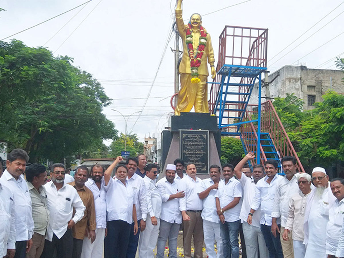 YSR Kalyanamasthu Shaadi Thofa Milk Shower To CM Jagan Photos - Sakshi15