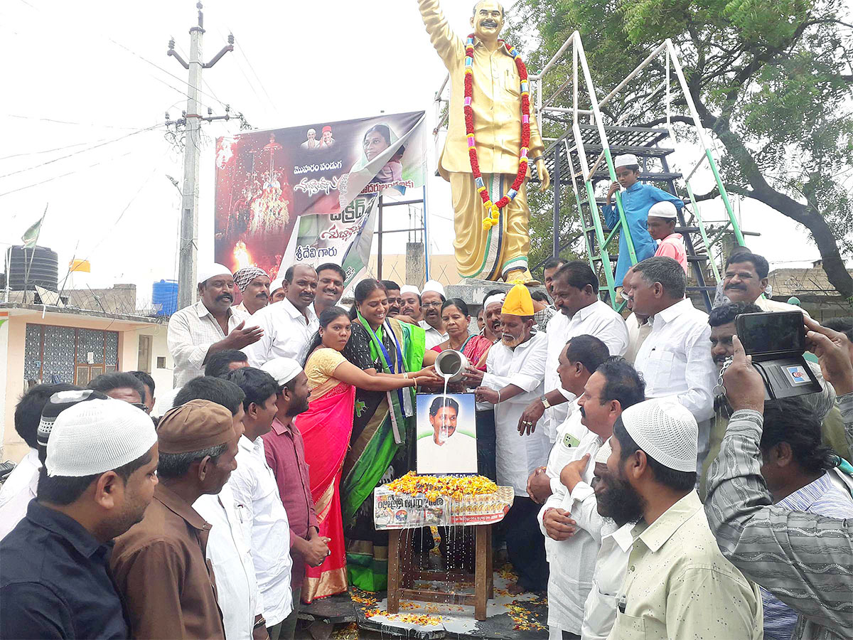 YSR Kalyanamasthu Shaadi Thofa Milk Shower To CM Jagan Photos - Sakshi16