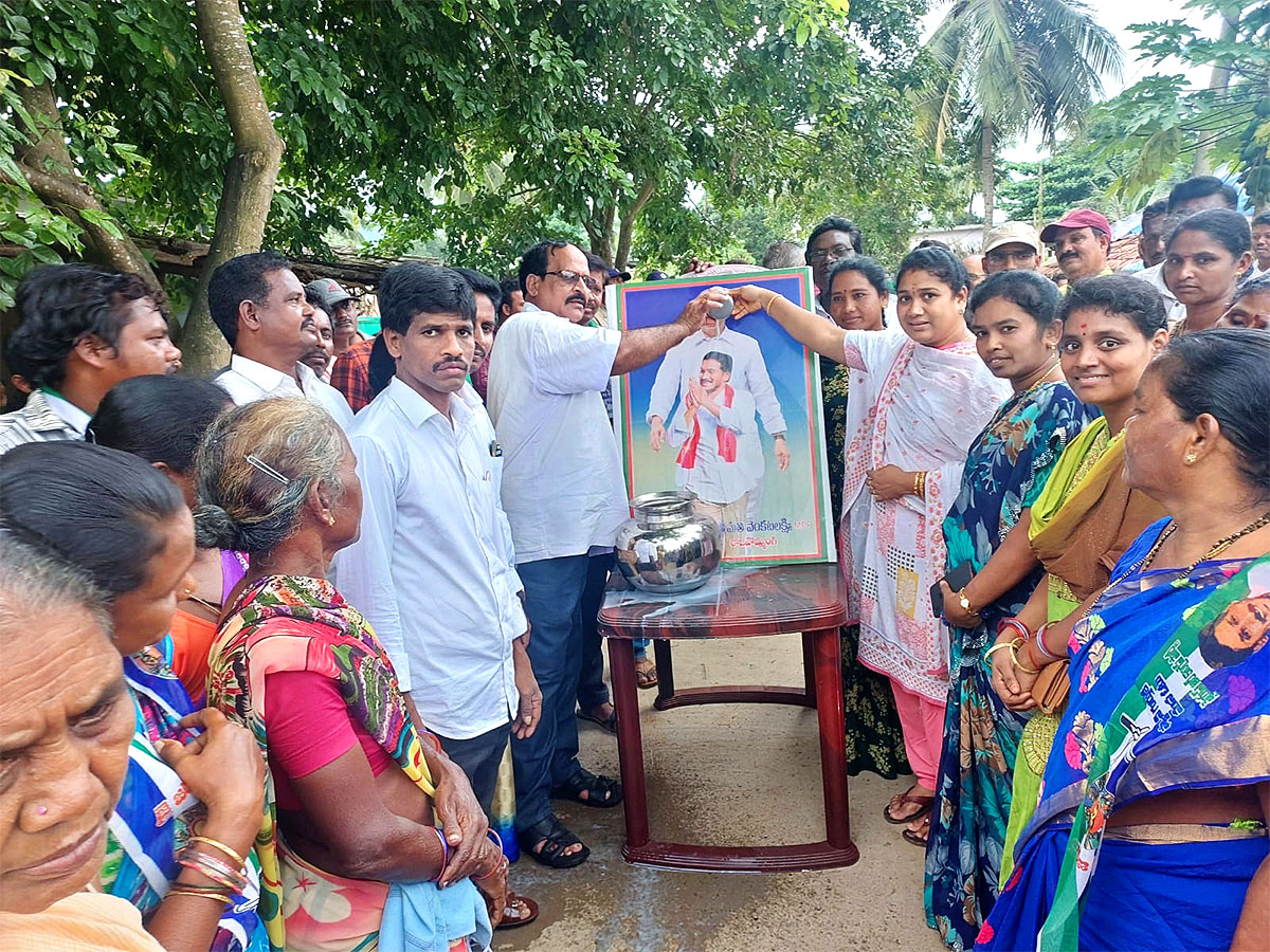 YSR Kalyanamasthu Shaadi Thofa Milk Shower To CM Jagan Photos - Sakshi17