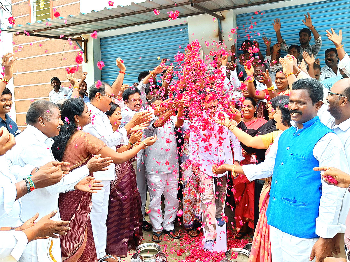 YSR Kalyanamasthu Shaadi Thofa Milk Shower To CM Jagan Photos - Sakshi2