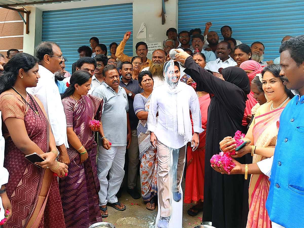 YSR Kalyanamasthu Shaadi Thofa Milk Shower To CM Jagan Photos - Sakshi3