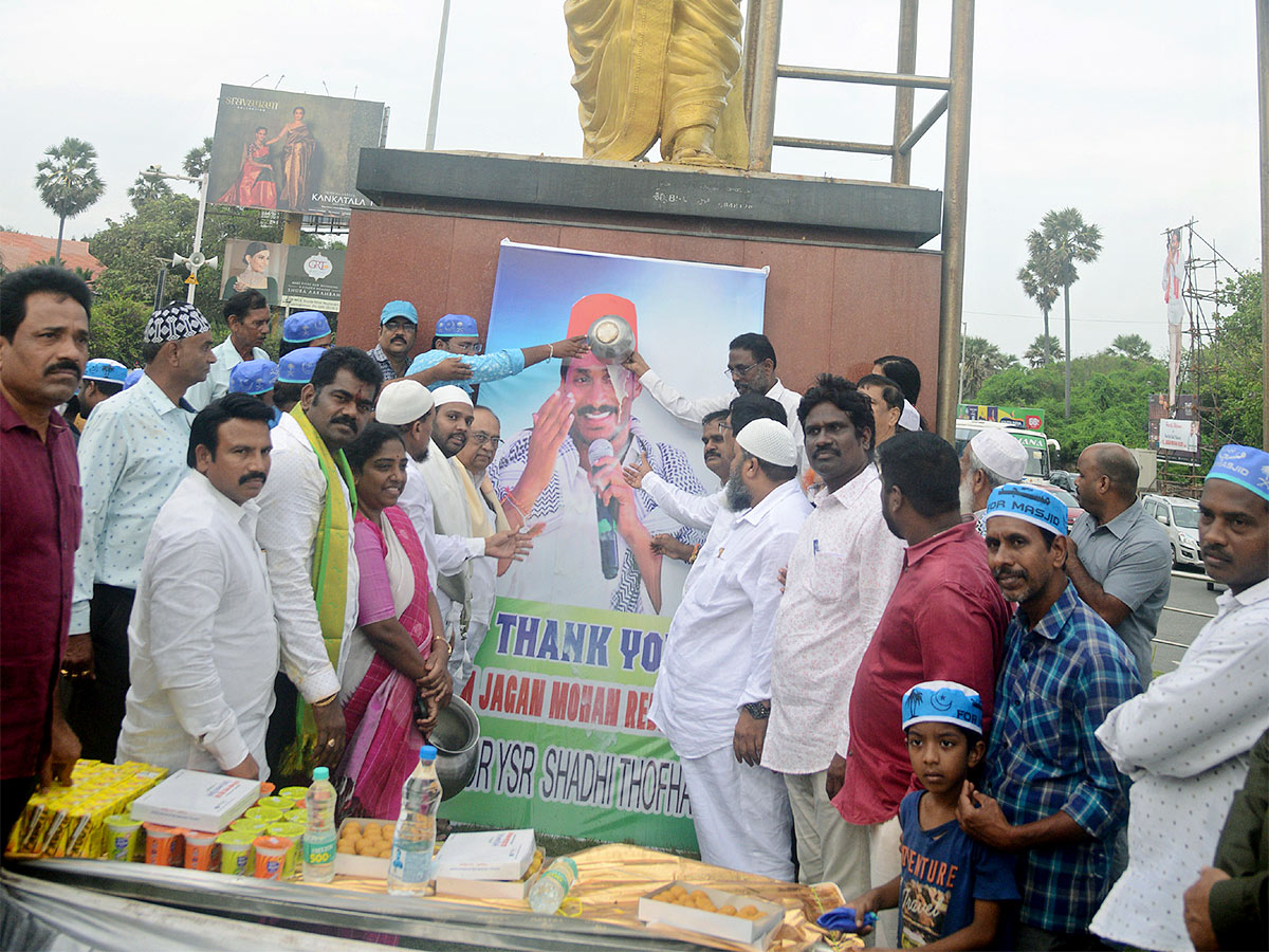 YSR Kalyanamasthu Shaadi Thofa Milk Shower To CM Jagan Photos - Sakshi5