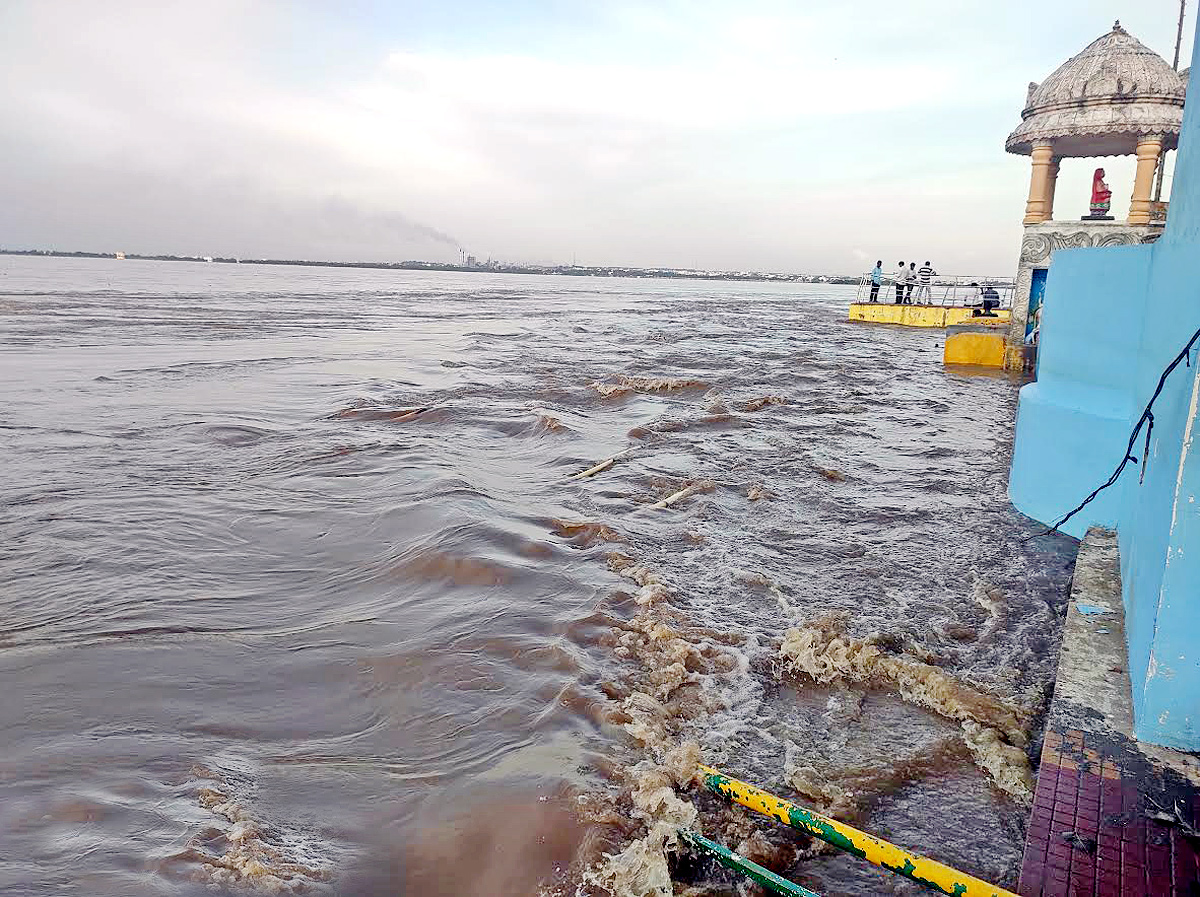 Godavari Flood Surge Continues In Andhra Pradesh - Sakshi5