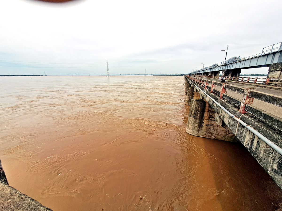 Godavari Flood Surge Continues In Andhra Pradesh - Sakshi2