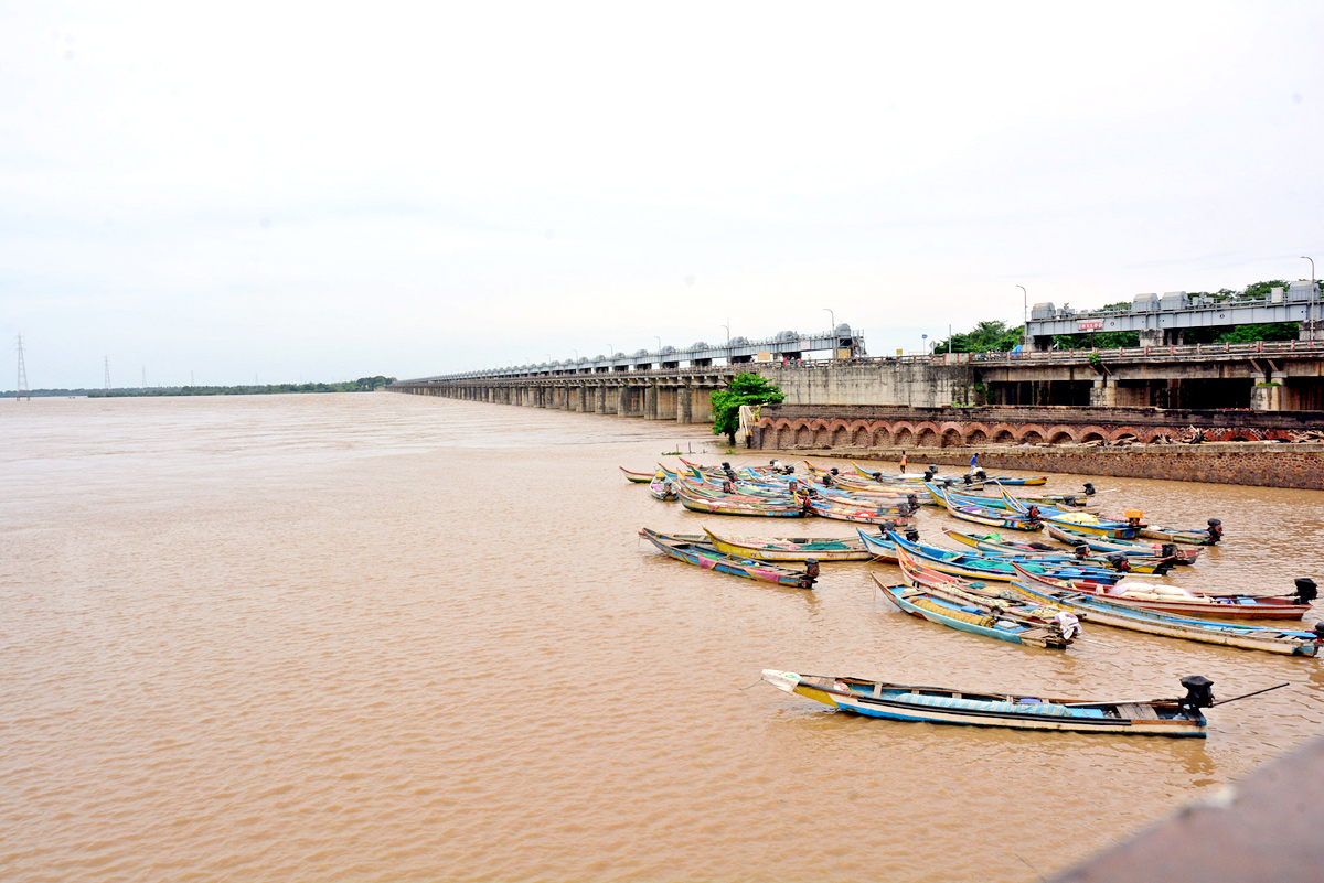 Godavari Flood Surge Continues In Andhra Pradesh - Sakshi1