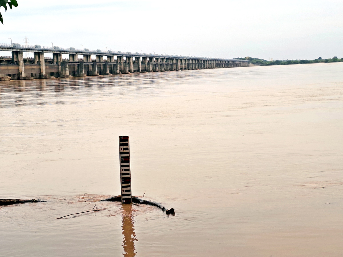 Godavari Flood Surge Continues In Andhra Pradesh - Sakshi10