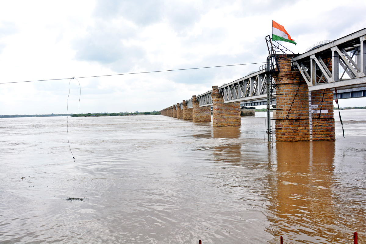 Godavari Flood Surge Continues In Andhra Pradesh - Sakshi11