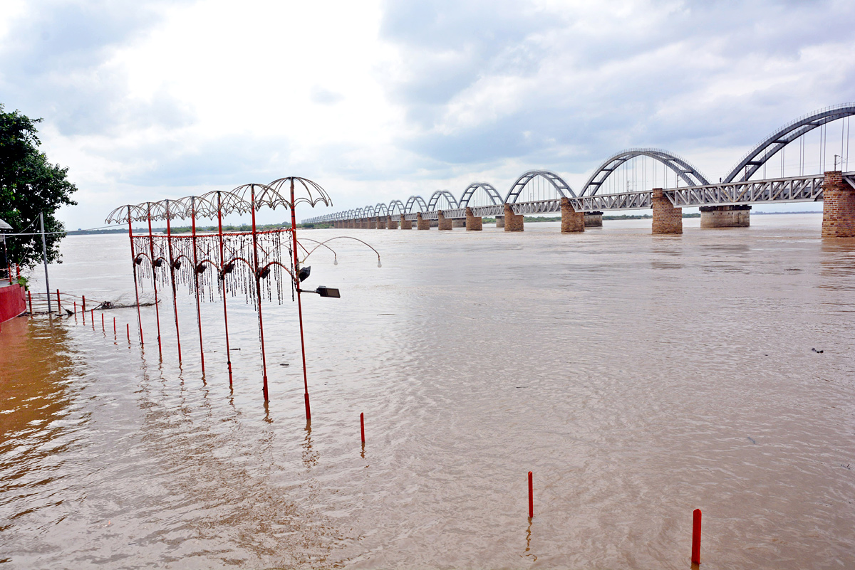 Godavari Flood Surge Continues In Andhra Pradesh - Sakshi13