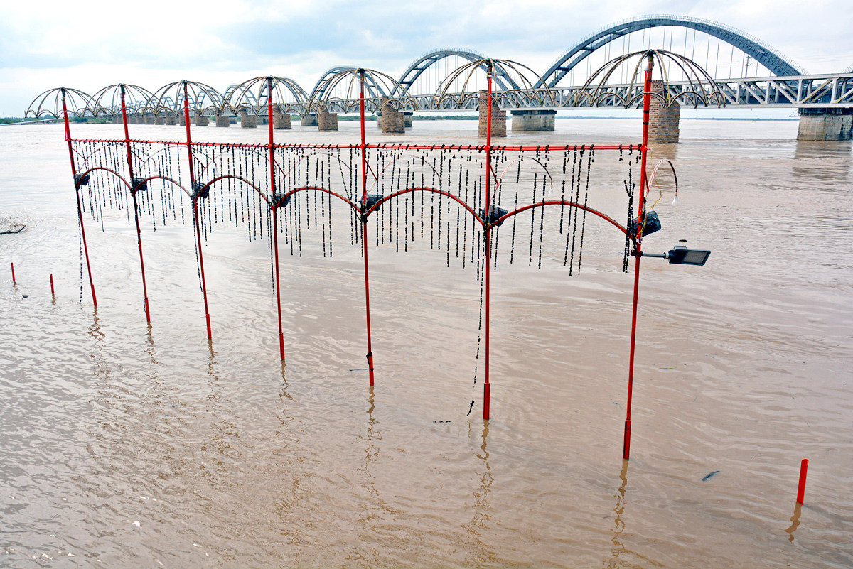 Godavari Flood Surge Continues In Andhra Pradesh - Sakshi14