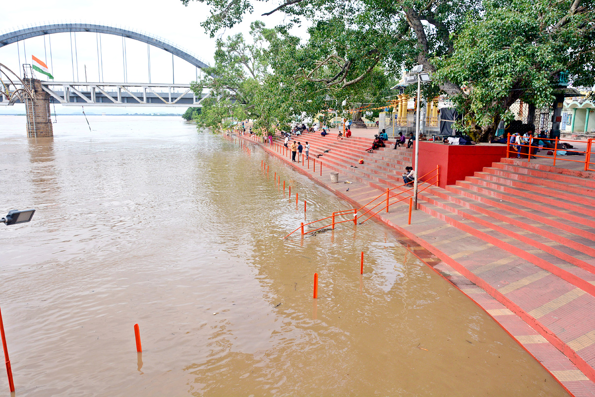 Godavari Flood Surge Continues In Andhra Pradesh - Sakshi15