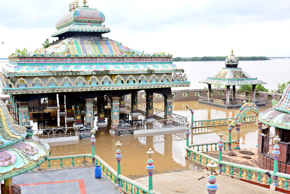 Godavari Flood Surge Continues In Andhra Pradesh - Sakshi16