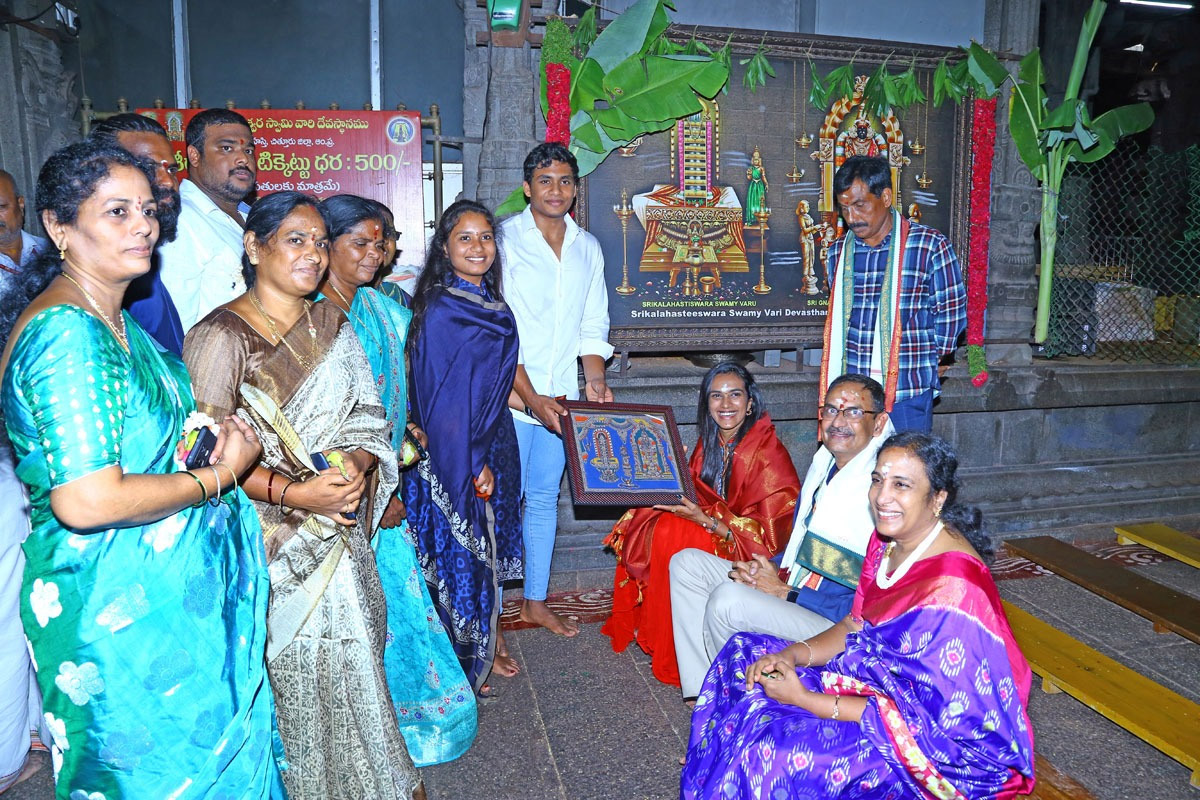 Badminton Player PV Sindhu Visits SriKalahasti Temple - Sakshi1