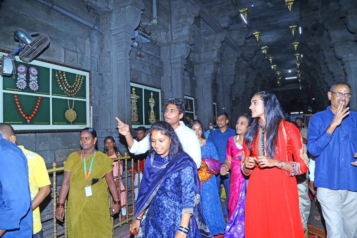 Badminton Player PV Sindhu Visits SriKalahasti Temple - Sakshi2