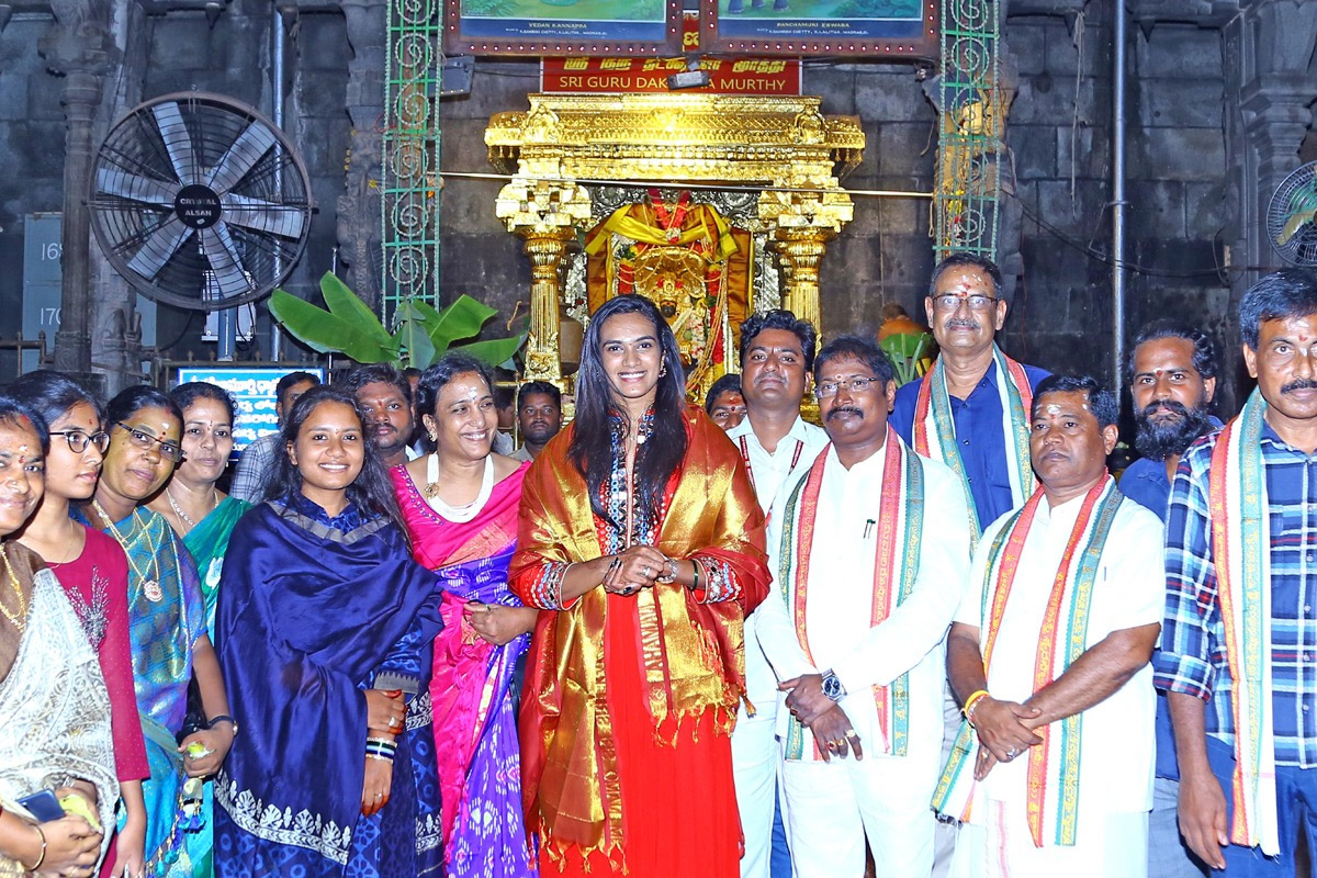 Badminton Player PV Sindhu Visits SriKalahasti Temple - Sakshi3