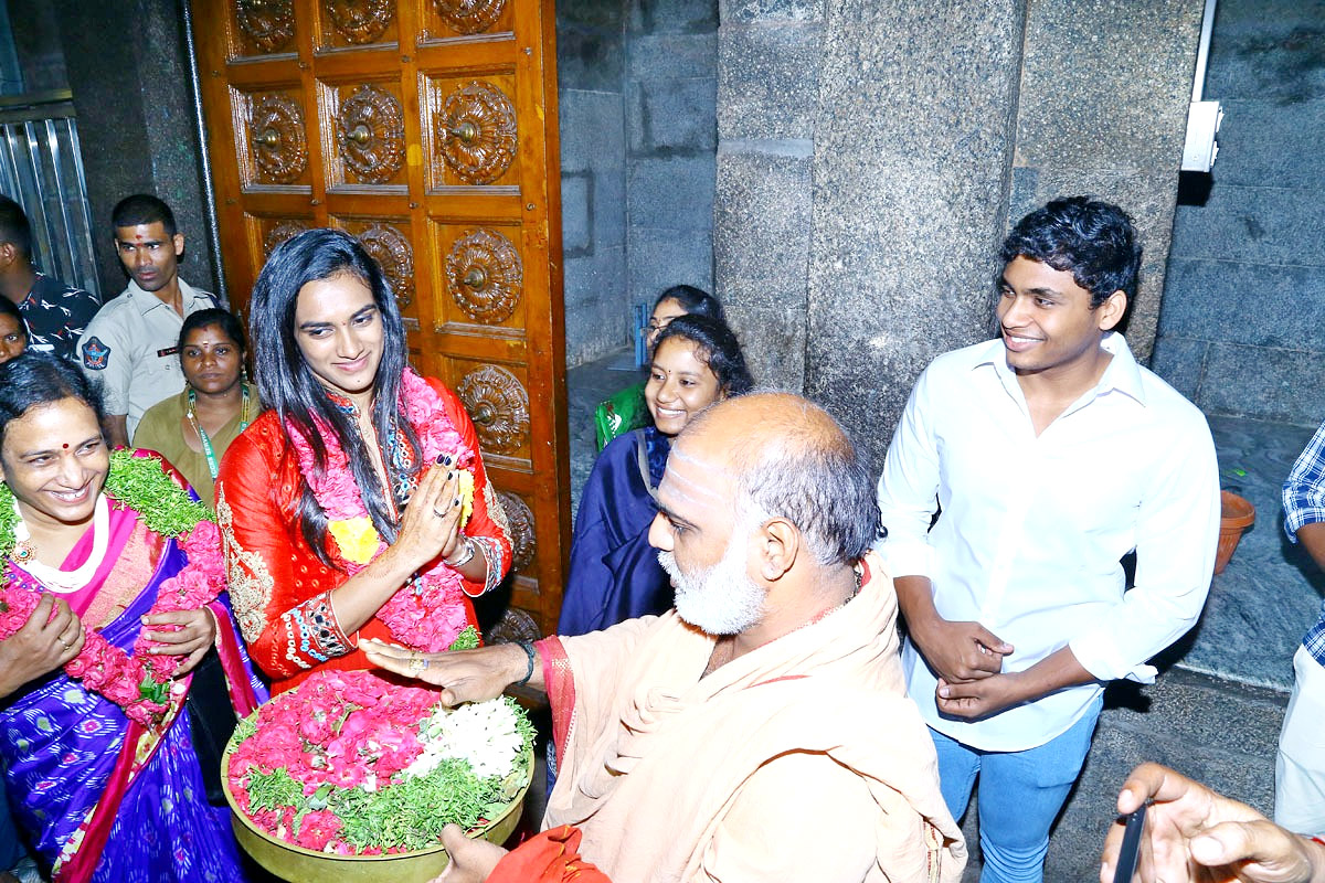 Badminton Player PV Sindhu Visits SriKalahasti Temple - Sakshi4