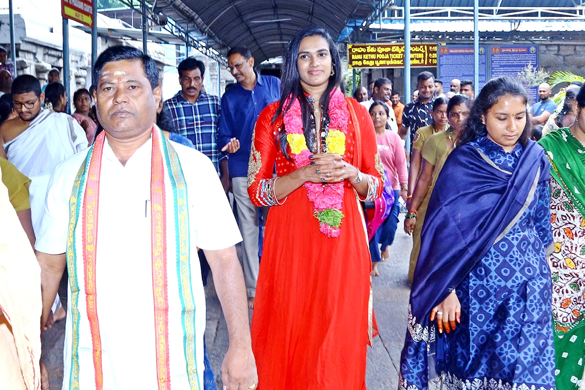 Badminton Player PV Sindhu Visits SriKalahasti Temple - Sakshi5