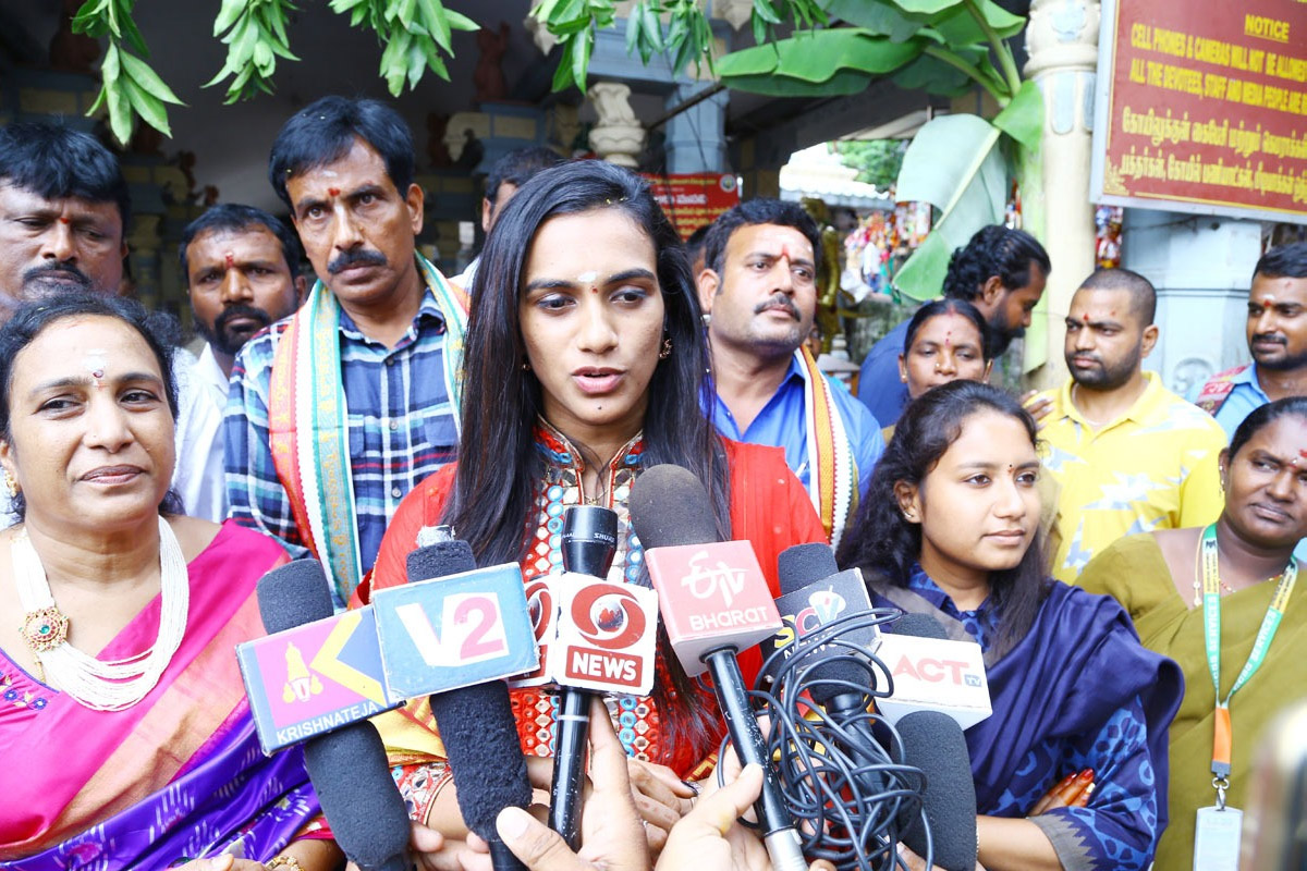 Badminton Player PV Sindhu Visits SriKalahasti Temple - Sakshi6