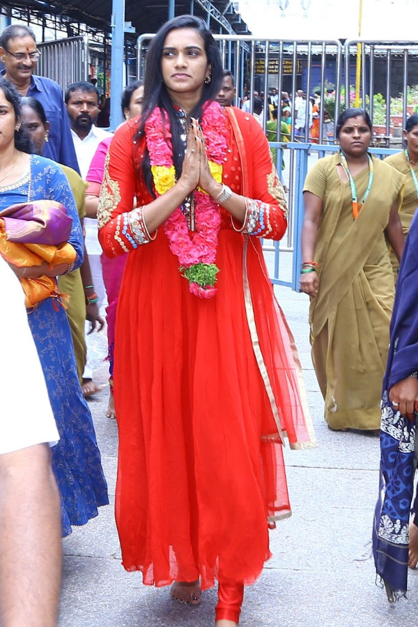 Badminton Player PV Sindhu Visits SriKalahasti Temple - Sakshi12