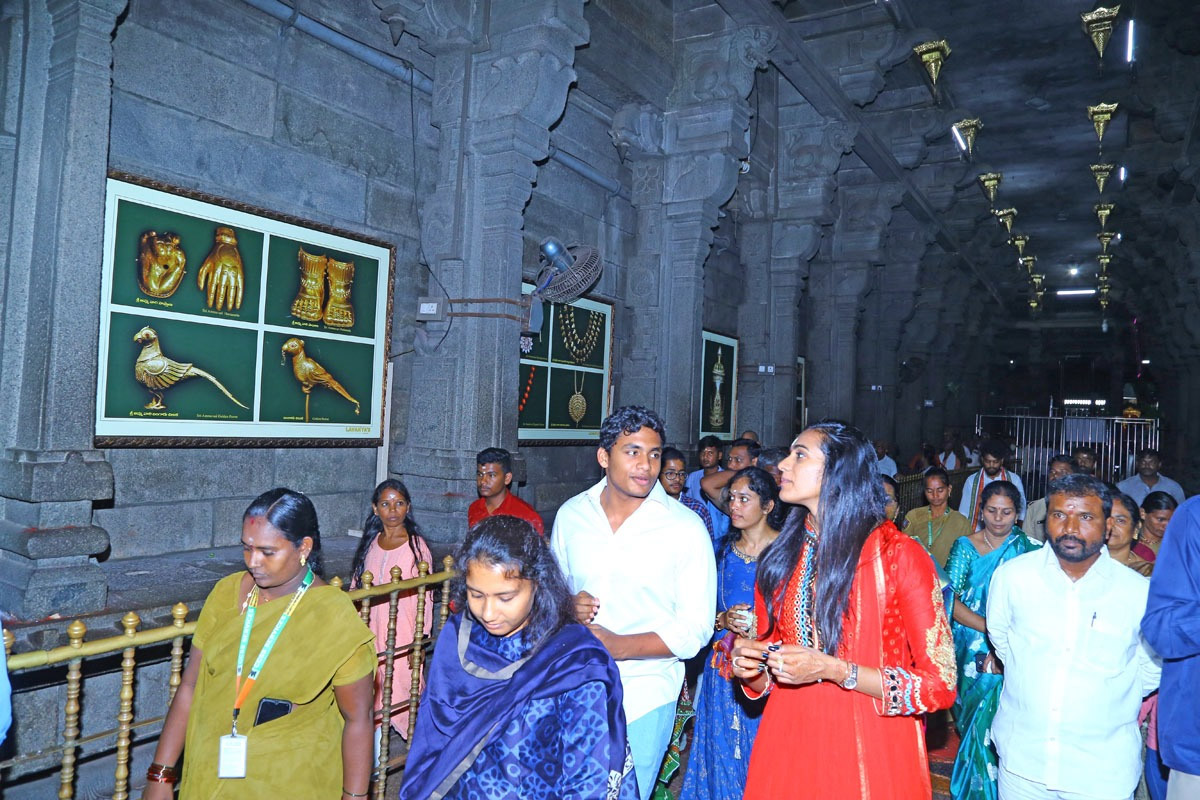 Badminton Player PV Sindhu Visits SriKalahasti Temple - Sakshi7