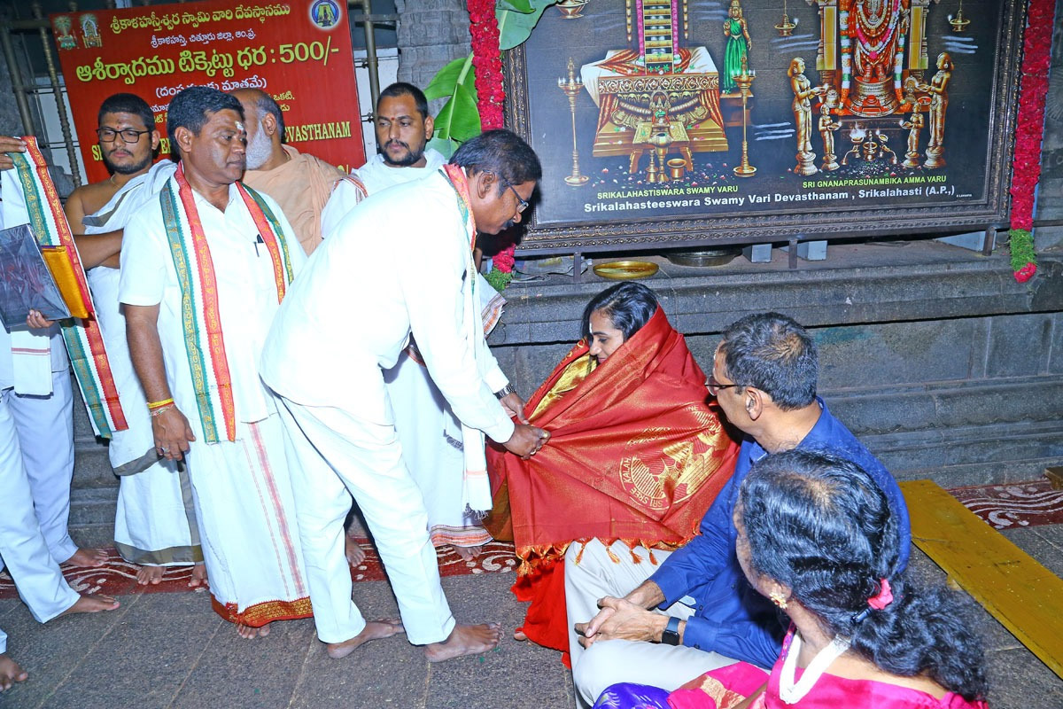 Badminton Player PV Sindhu Visits SriKalahasti Temple - Sakshi8