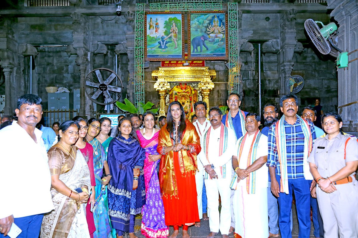 Badminton Player PV Sindhu Visits SriKalahasti Temple - Sakshi9