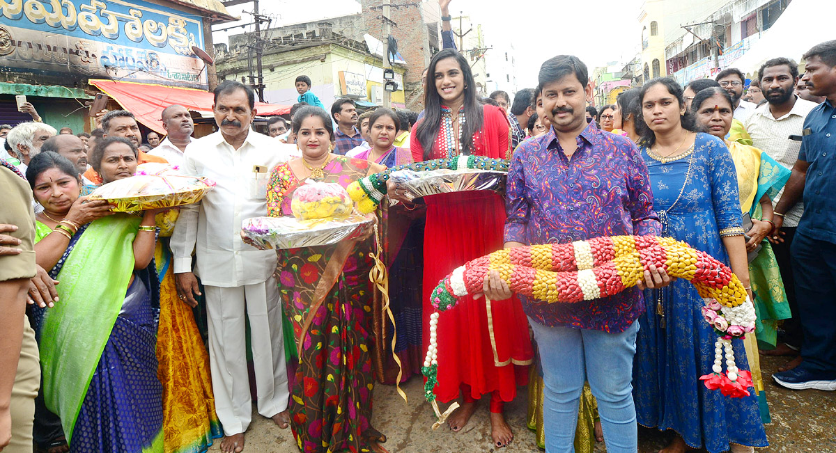 Badminton Player PV Sindhu Visits SriKalahasti Temple - Sakshi10