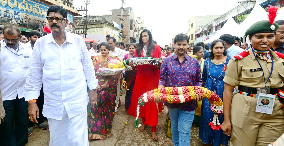 Badminton Player PV Sindhu Visits SriKalahasti Temple - Sakshi11