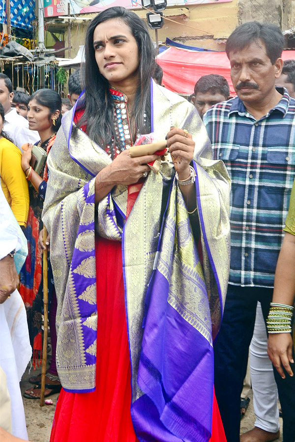 Badminton Player PV Sindhu Visits SriKalahasti Temple - Sakshi13