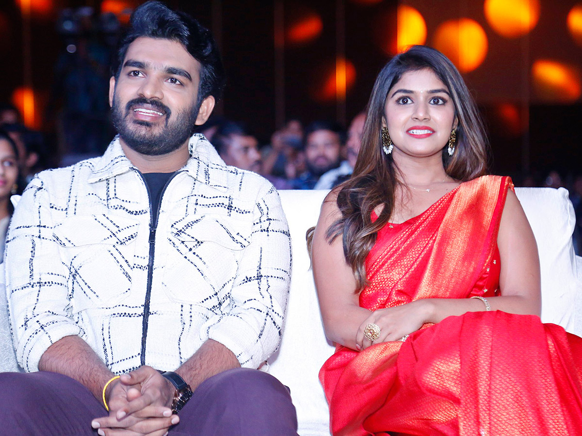 Nenu Meeku Baga Kavalsina Vadini Movie Pre Release Event - Sakshi16