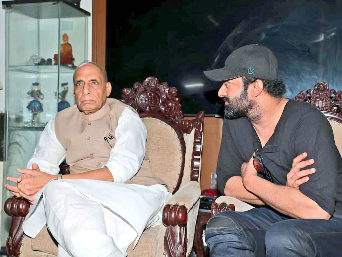 Minister Rajnath Singh meets Prabhas and Krishnam Raju family Photo Gallery - Sakshi4