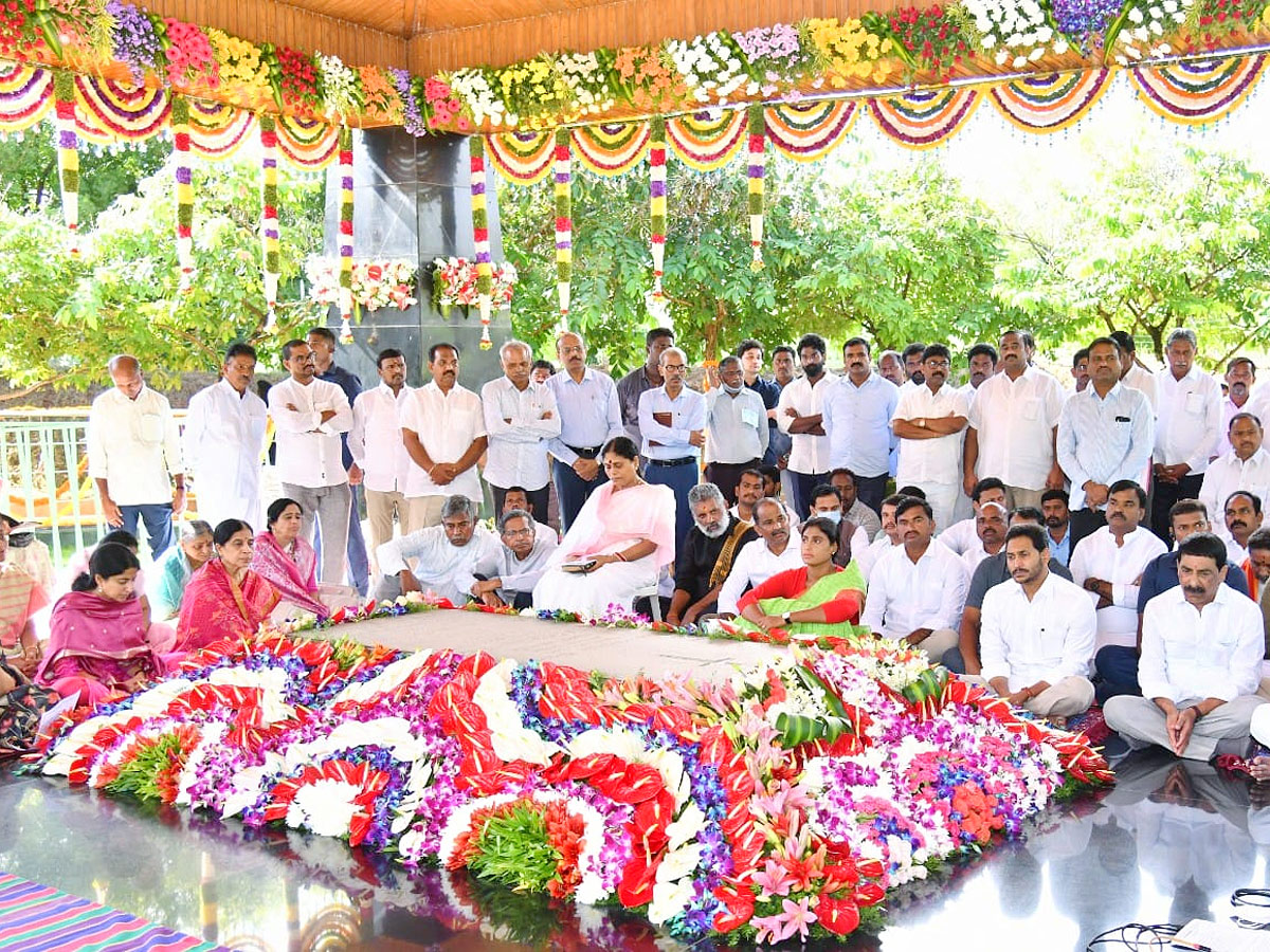 CM YS Jagan Offered Prayers at YSR Ghat Idupulapaya Photos - Sakshi1