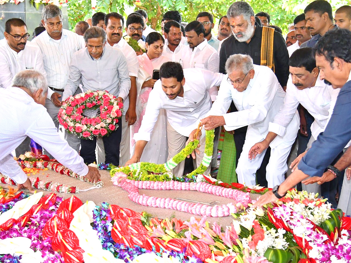 CM YS Jagan Offered Prayers at YSR Ghat Idupulapaya Photos - Sakshi2