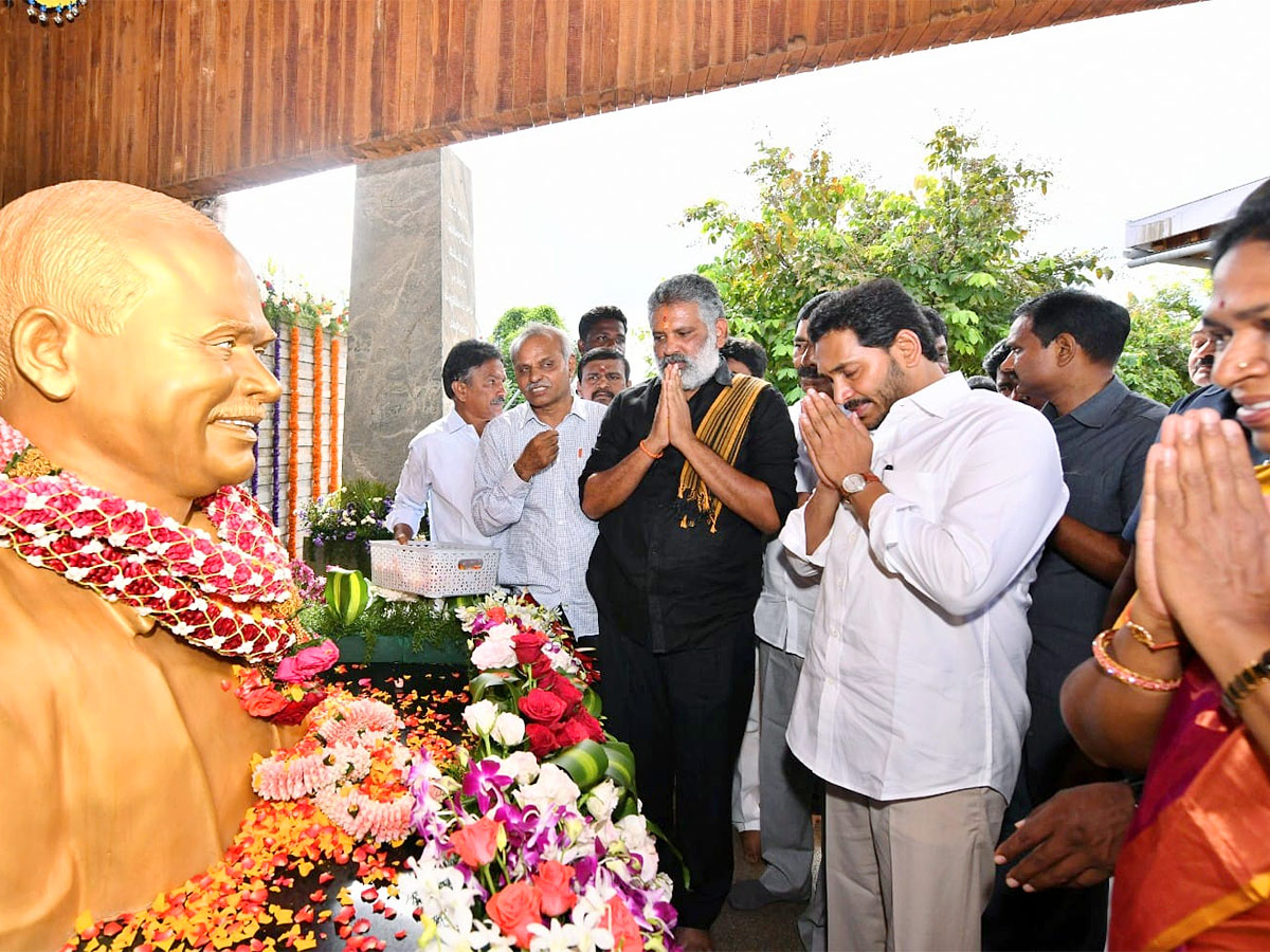 CM YS Jagan Offered Prayers at YSR Ghat Idupulapaya Photos - Sakshi3