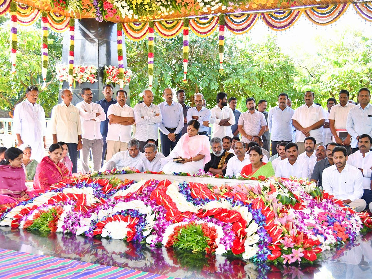 CM YS Jagan Offered Prayers at YSR Ghat Idupulapaya Photos - Sakshi4