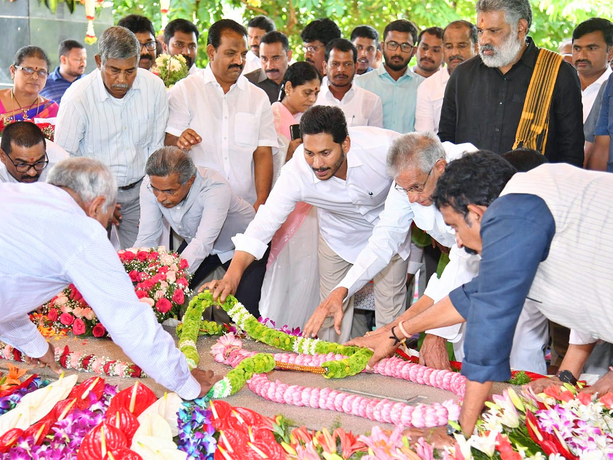 CM YS Jagan Offered Prayers at YSR Ghat Idupulapaya Photos - Sakshi5