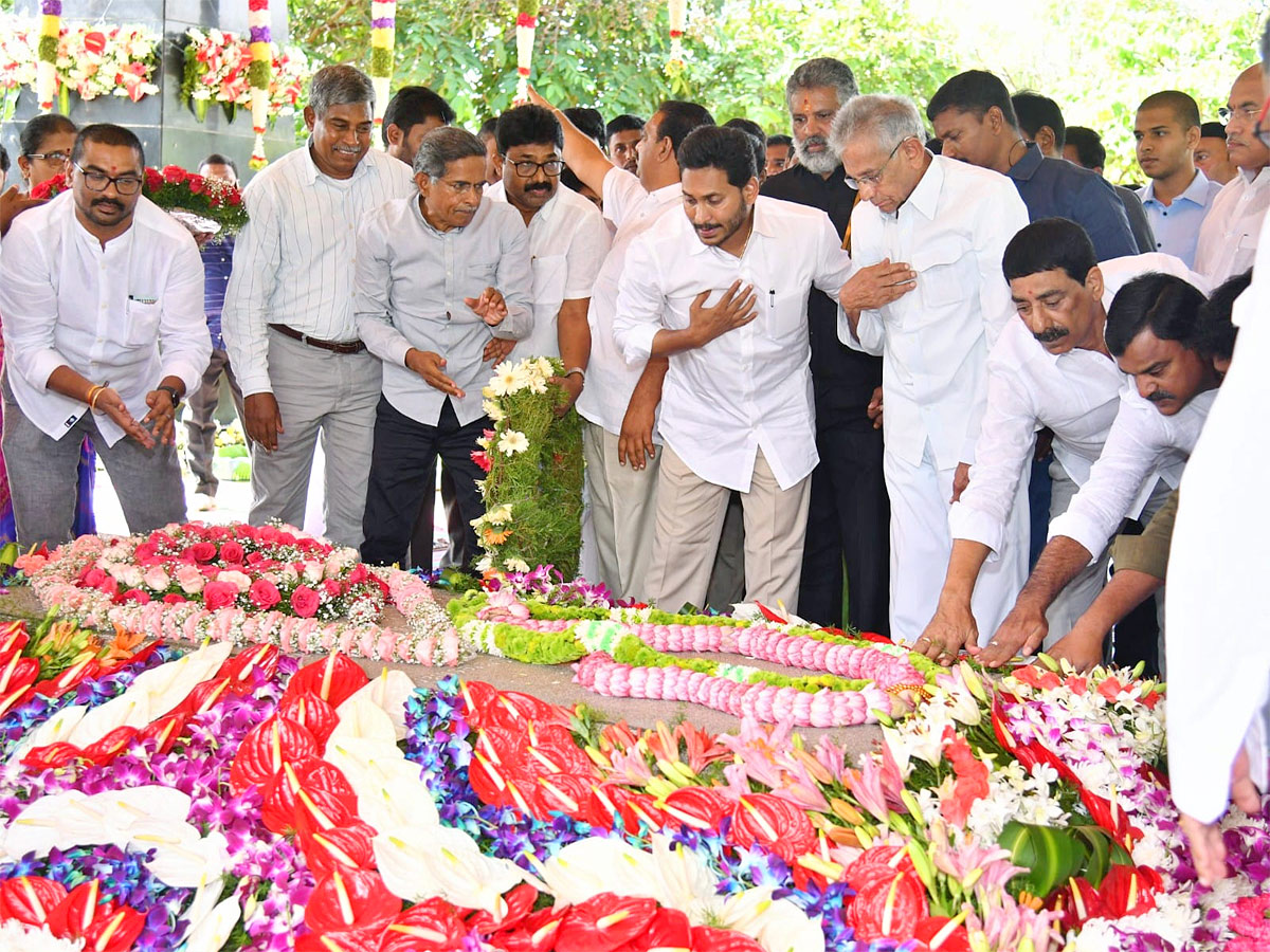 CM YS Jagan Offered Prayers at YSR Ghat Idupulapaya Photos - Sakshi6