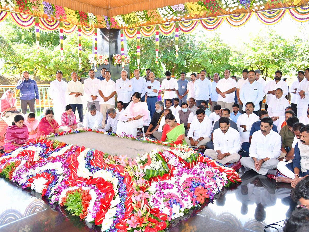 CM YS Jagan Offered Prayers at YSR Ghat Idupulapaya Photos - Sakshi7