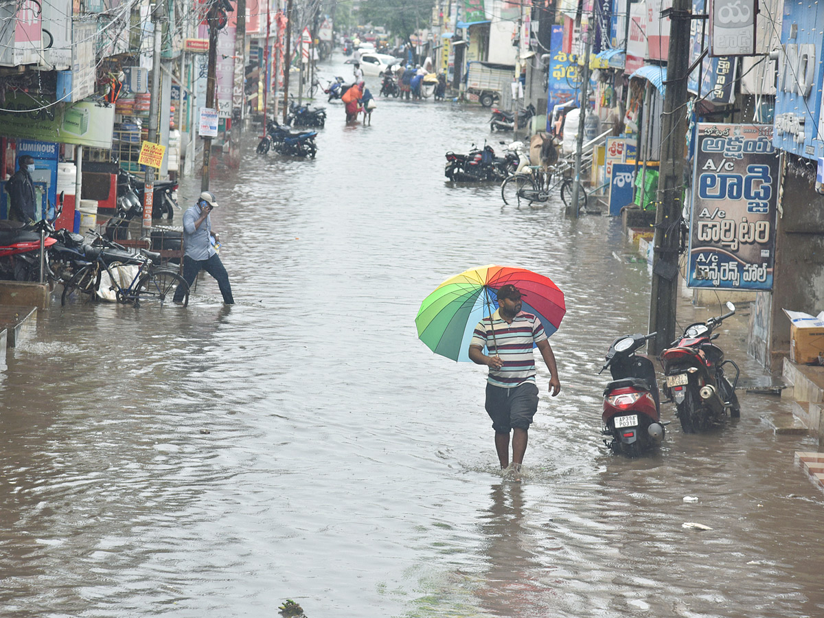 Heavy Rainfall in West Godavari District Eluru - Sakshi2