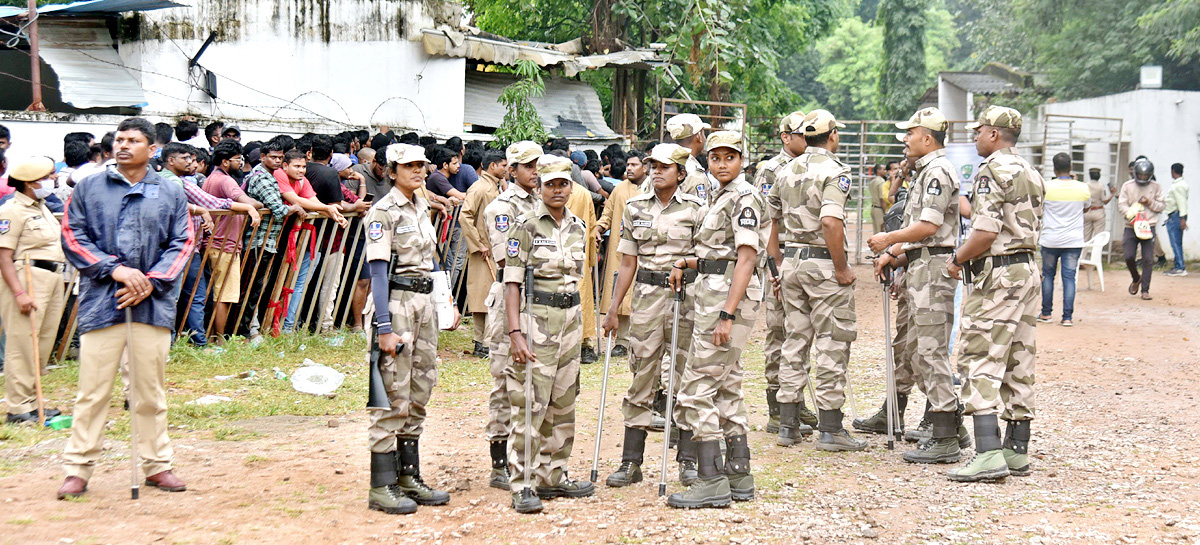 Police Lathi Charge Cricket Fans Of Gymkhana Cricket Stadium - Sakshi17