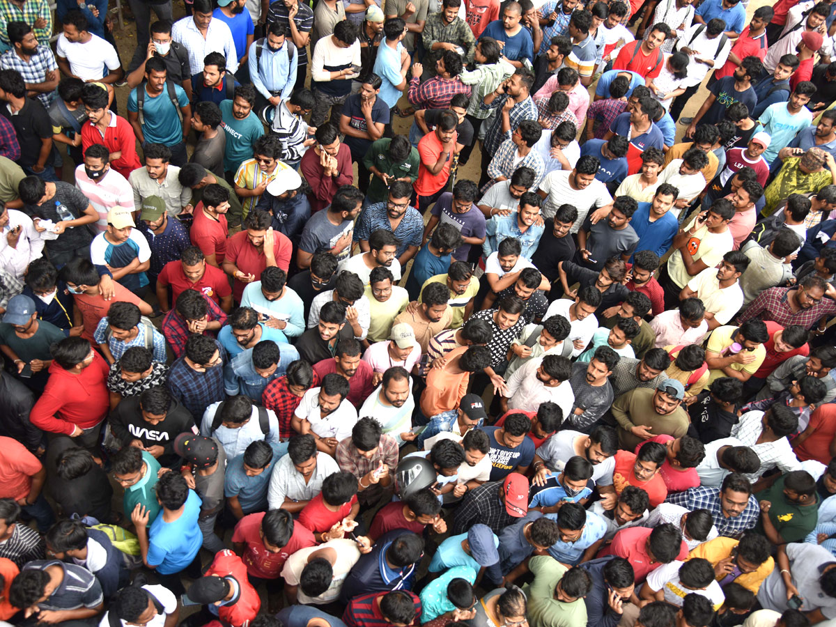 Hyd: Cricket Lovers at Gymkhana for Ind Aus cricket match tickets Photos - Sakshi1