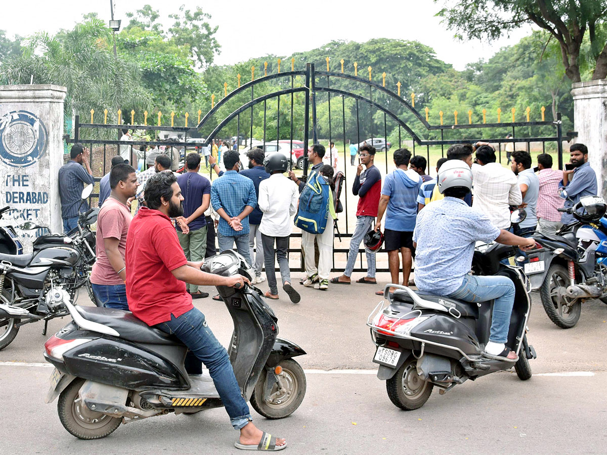 Hyd: Cricket Lovers at Gymkhana for Ind Aus cricket match tickets Photos - Sakshi10