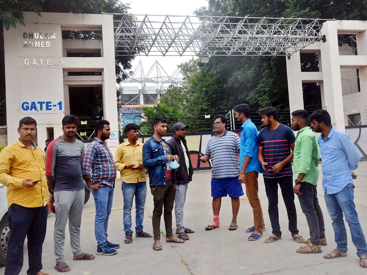 Hyd: Cricket Lovers at Gymkhana for Ind Aus cricket match tickets Photos - Sakshi12